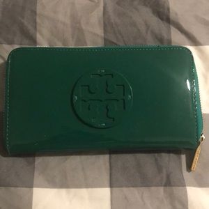 Patent Kelly Green Tory Burch Wallet